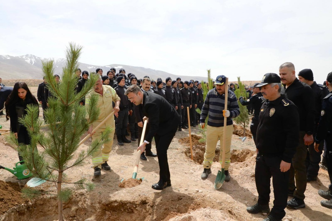 Polis Adayları Fidanları Toprakla Buluşturdu