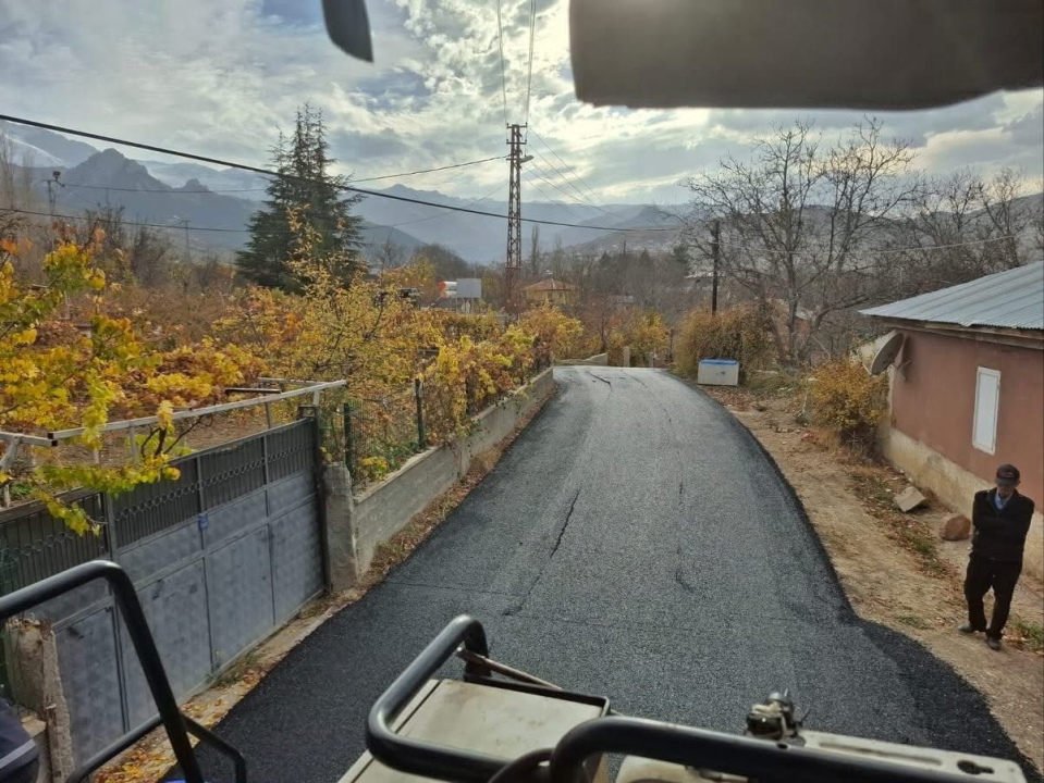 Porsuk Köyünde Sıcak Asfalt Çalışmaları Sürüyor