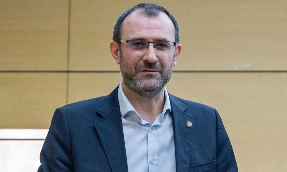 Prof. Dr. Özer Köseoğlu kimdir ve aslen nereli?