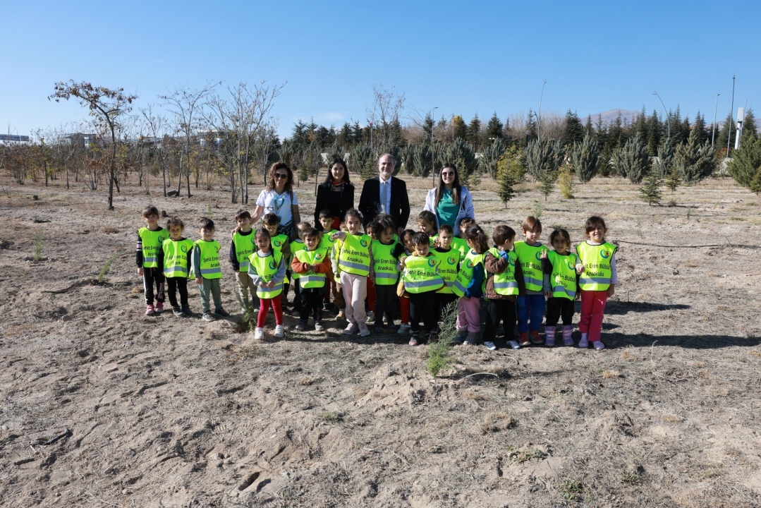 Rektör Uslu, Anaokulu Öğrencileriyle Fidan Dikti
