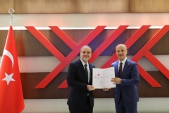 Rektör Uslu mazbatasını aldı