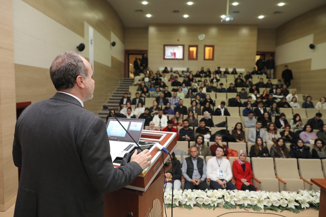 Rektör Uslu, Toplumsal Katkı Zirvesi'nde Öğrencilerle Bir Araya Geldi