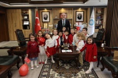 Rektörlük koltuğu minik öğrencilere emanet