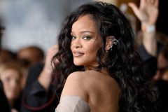 Rihanna... ÇIPLAK POZ PİŞMANLIĞI; 'BİR ANNE OLARAK..!'