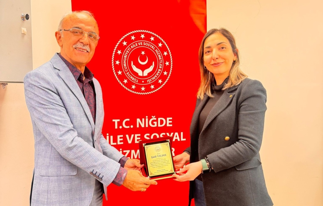 Şadi Yıldız’a hizmetlerinden dolayı plaket takdimi