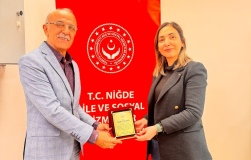 Şadi Yıldız’a hizmetlerinden dolayı plaket takdimi