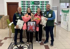 Şampiyon halterciler, çiçeklerle karşılandı 