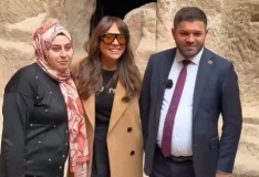 Sanatçı Işın Karaca Gümüşler Manastırı’nı gezdi