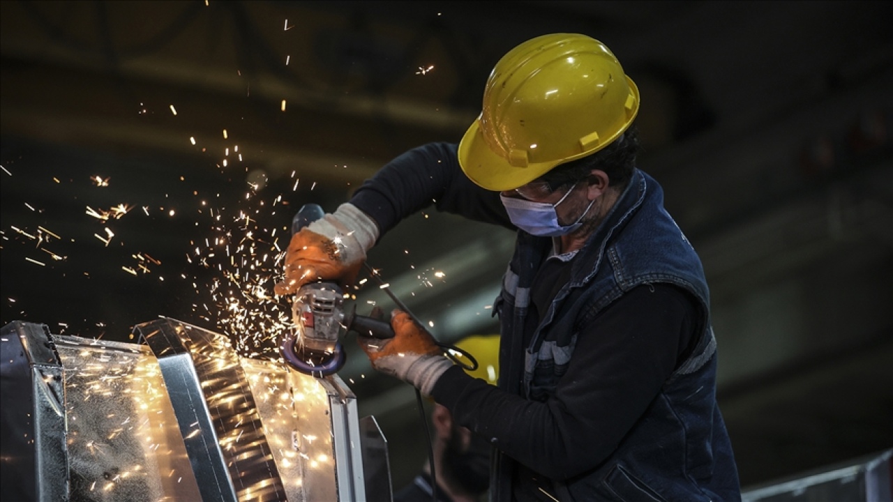 Sanayi üretimi Şubatta hem aylık hem yıllık bazda azaldı
