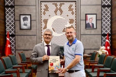 Sedat Çağlar’dan Vali Cahit Çelik’e kitap takdimi