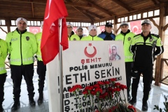 ŞEHADETİNİN 8. YILINDA KABRİ BAŞINDA DUALARLA ANILDI