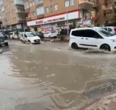 Selçuk Mahallesi’nde Kanalizasyon Taştı, Yollar Suyla Doldu