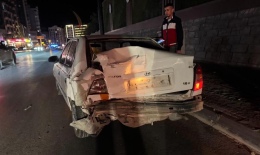 Seyir Halindeki Midibüs Park Halindeki Araca Çarptı