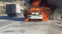 Seyir halindeki otomobil alevlere teslim oldu