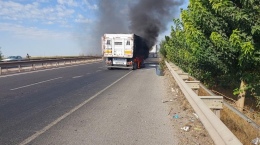 Seyir Halindeki Tır Alev Aldı