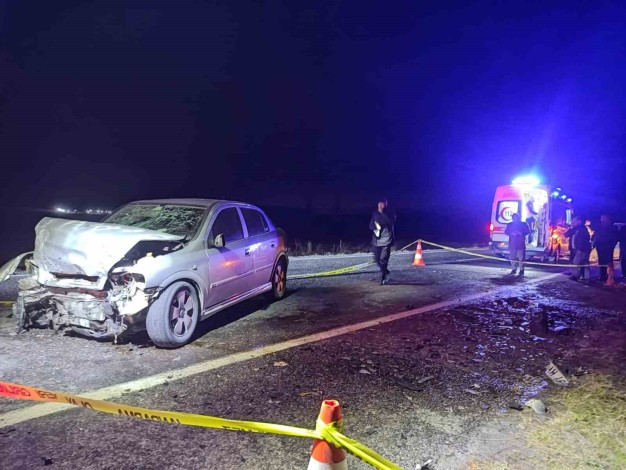 Son Dakika... Niğde’de iki otomobil kafa kafaya çarpıştı: 2 ölü, 3 yaralı