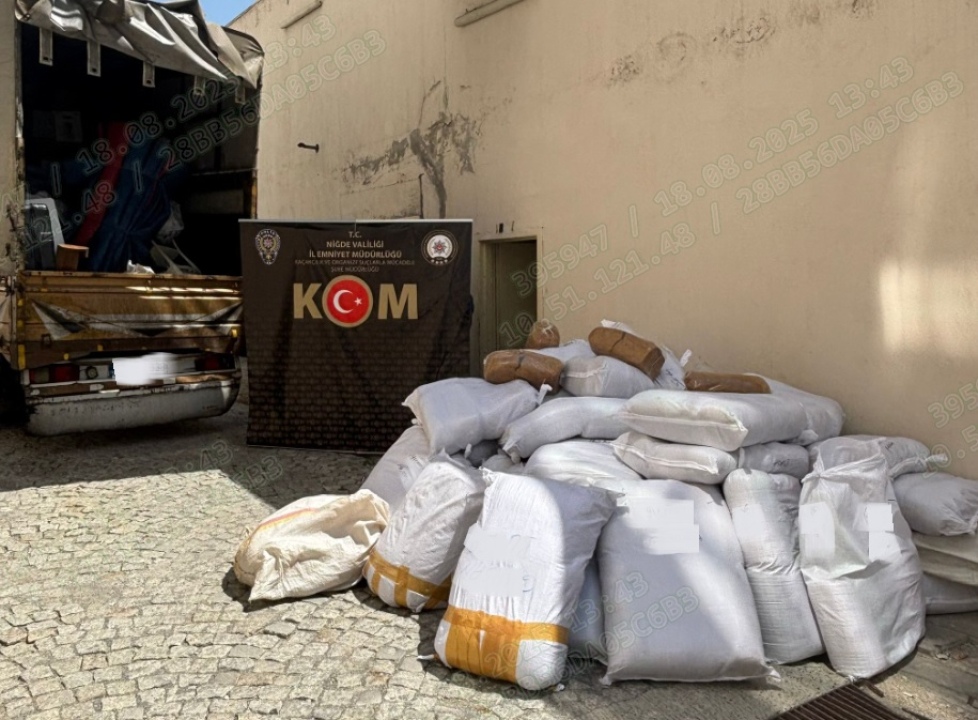 Şüpheli araçta 1.600 kilo tütün ele geçirildi