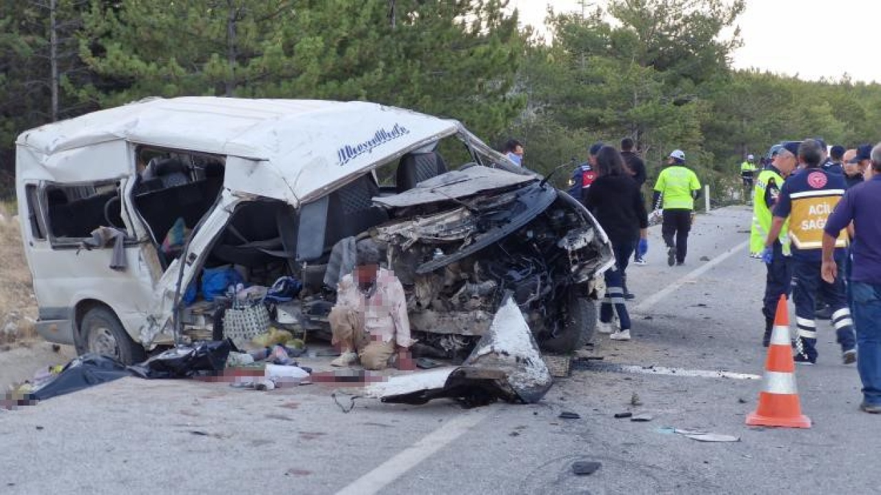 Tarım İşçilerini Taşıyan Minibüs Kaza Yaptı: Çok Sayıda Ölü Ve Yaralı Var!