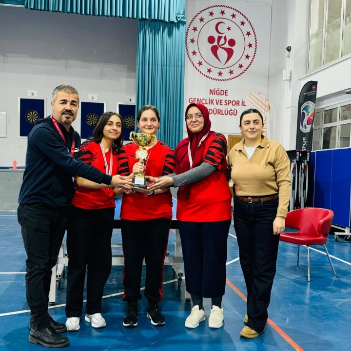 Tenis müsabakalarının şampiyonu Niğde Fen Lisesi