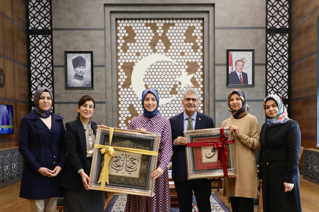 Tezhip kursiyerlerinden Vali Cahit Çelik’e anlamlı ziyaret