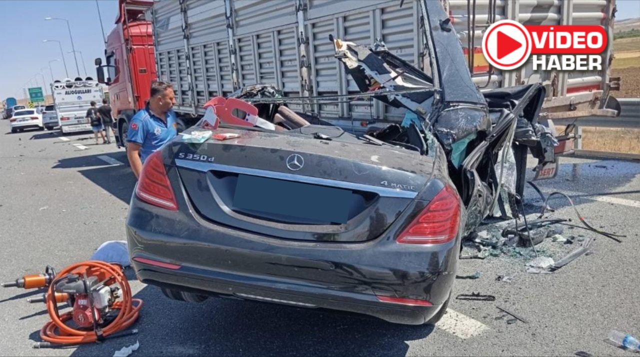 Tıra çarpan otomobil hurdaya döndü! Ölüler ve yaralı var