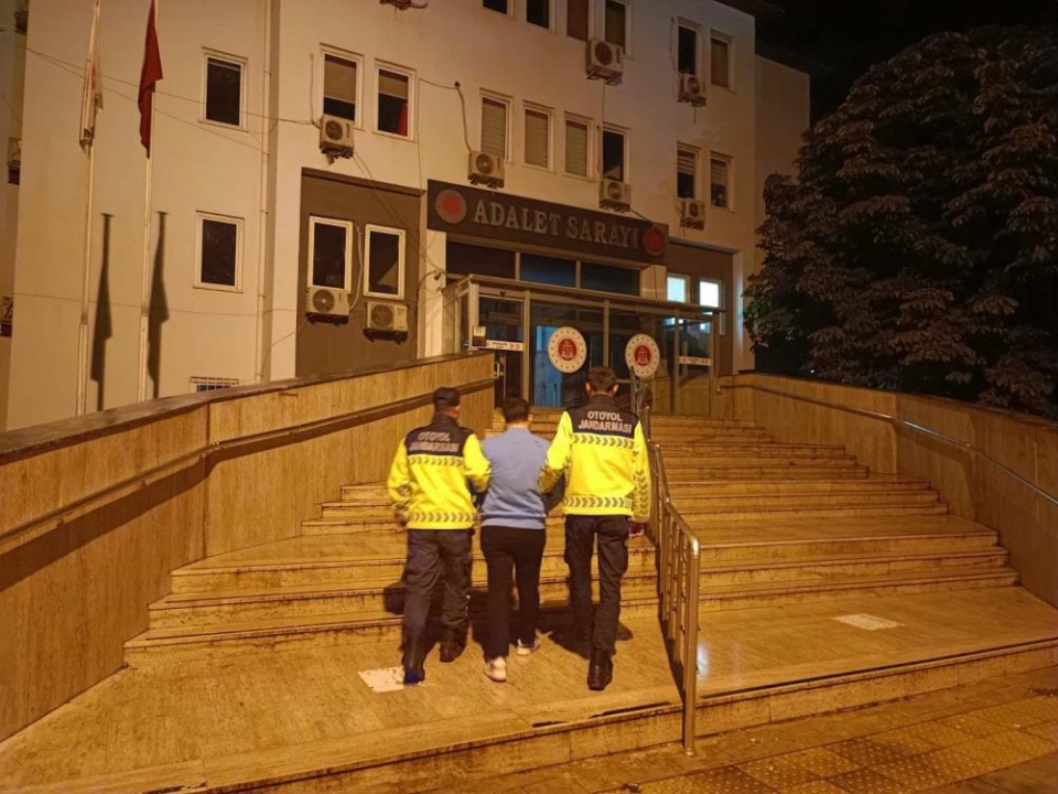 Trafikte Bebekli Aileyi Tehlikeye Atan Maganda Sürücü Tutuklandı
