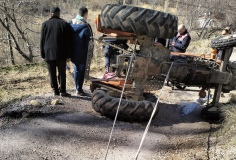 Traktörün altında kaldılar