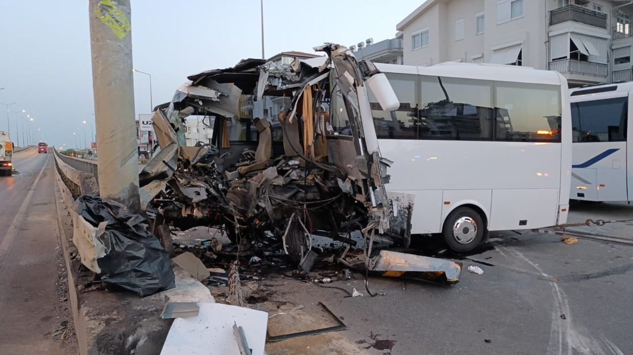 Tur Midibüsü Kazası: Çok Sayıda Turist Yaralandı