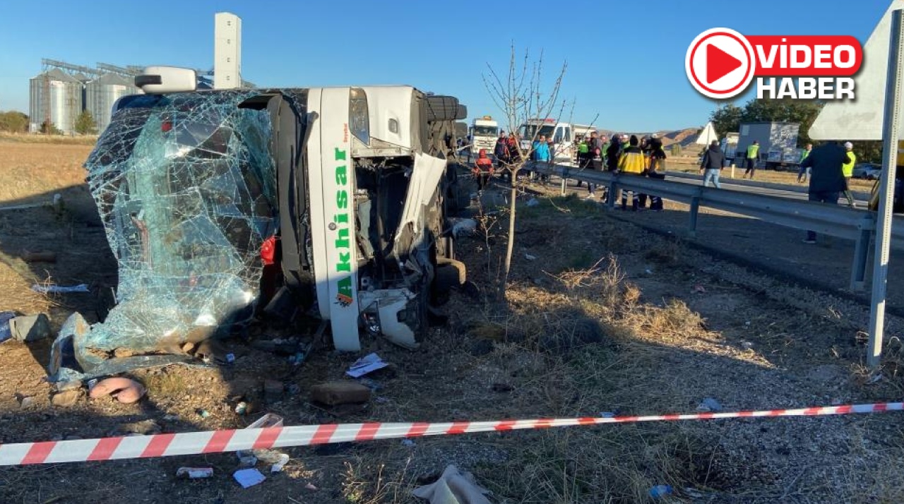 Tur otobüsü kaza yaptı: Çok sayıda ölü ve yaralı var