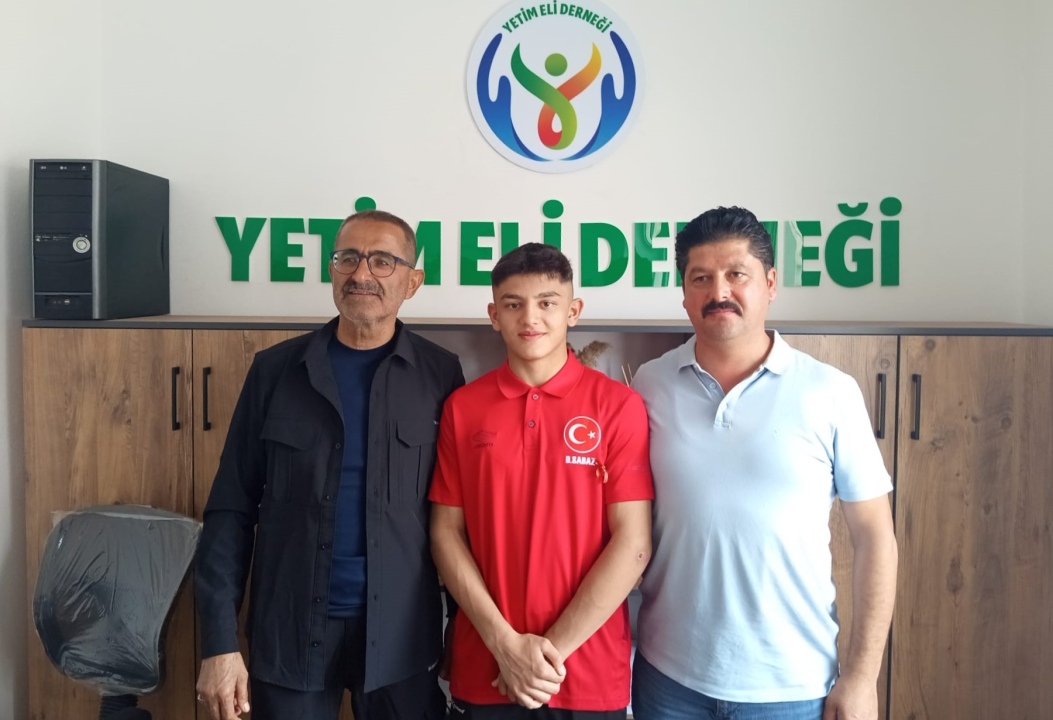 Türkiye Şampiyonu güreşçiye altın ve tebrik yemeği