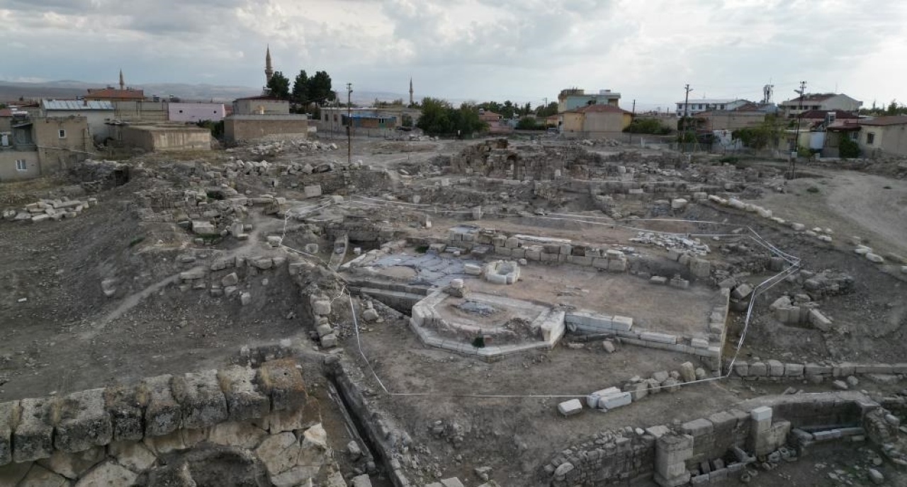 Tyana Antik Kenti Kazıları Döneme Işık Tutuyor: Eserler Müzeleri Zenginleştiriyor