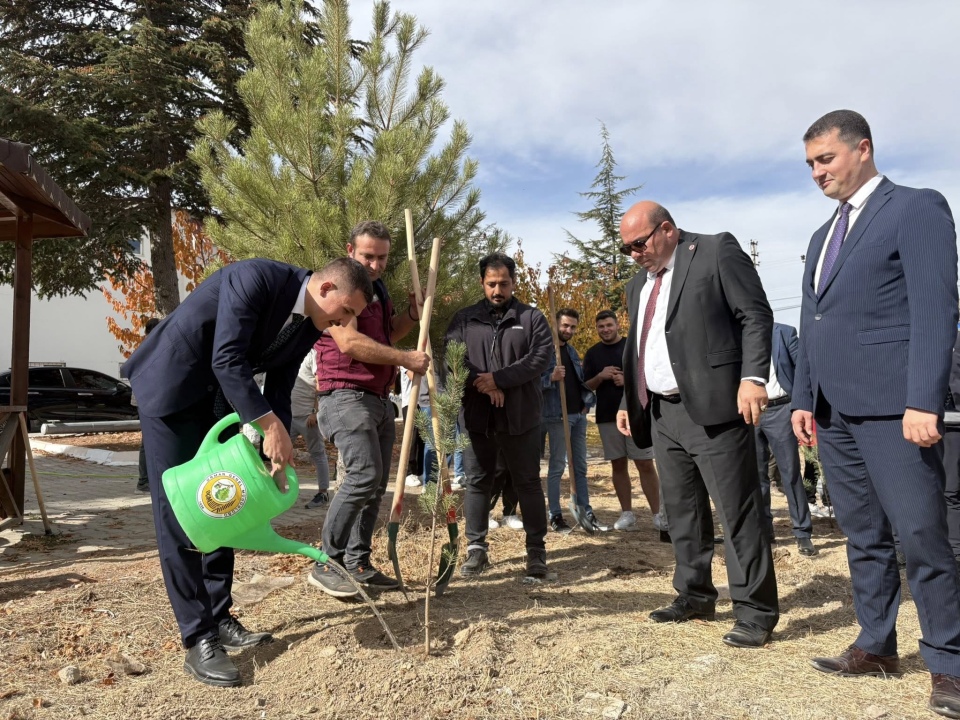 Ulukışla’da Cumhuriyetin 102. yılına özel 102 fidan toprakla buluştu