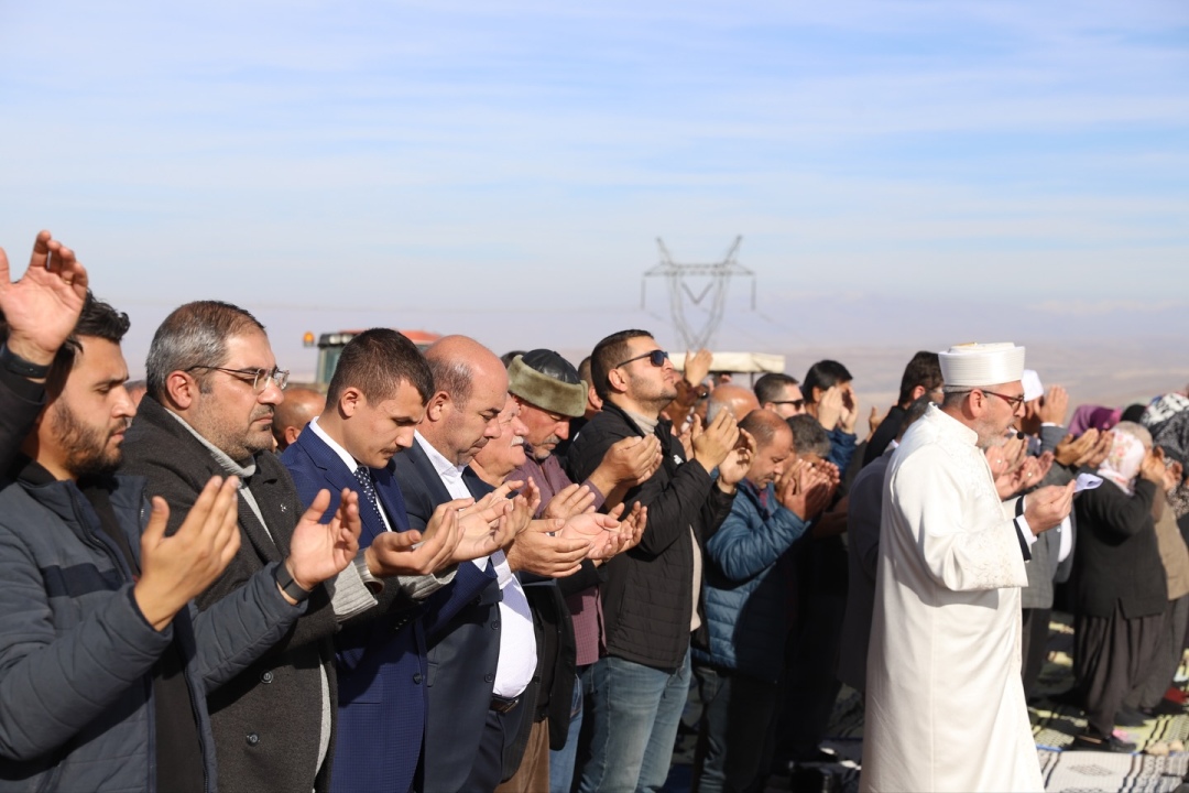 Ulukışla’da Katran Dede Türbesi’nde Yağmur Duası Düzenlendi