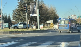 Üniversite kavşağında trafik kazası! Kaldırıma çıkarak durabildi