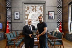 Ünlü Sanatçı Alişan, Niğde Valisi Cahit Çelik’i Ziyaret Etti