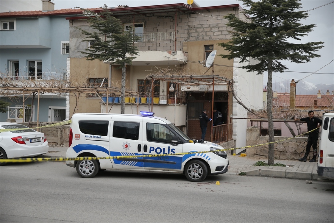 Uyuşturucu bağımlısı şahıs, aile içi kavga ihbarına giden polisleri yaraladı