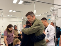 Vali Akmeşe selde yaralananları yalnız bırakmadı