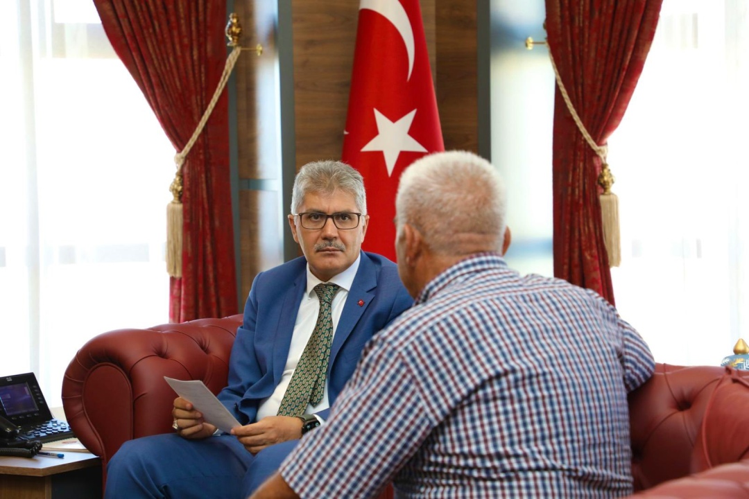 Vali Cahit Çelik, Halk Günü'nde vatandaşları dinledi