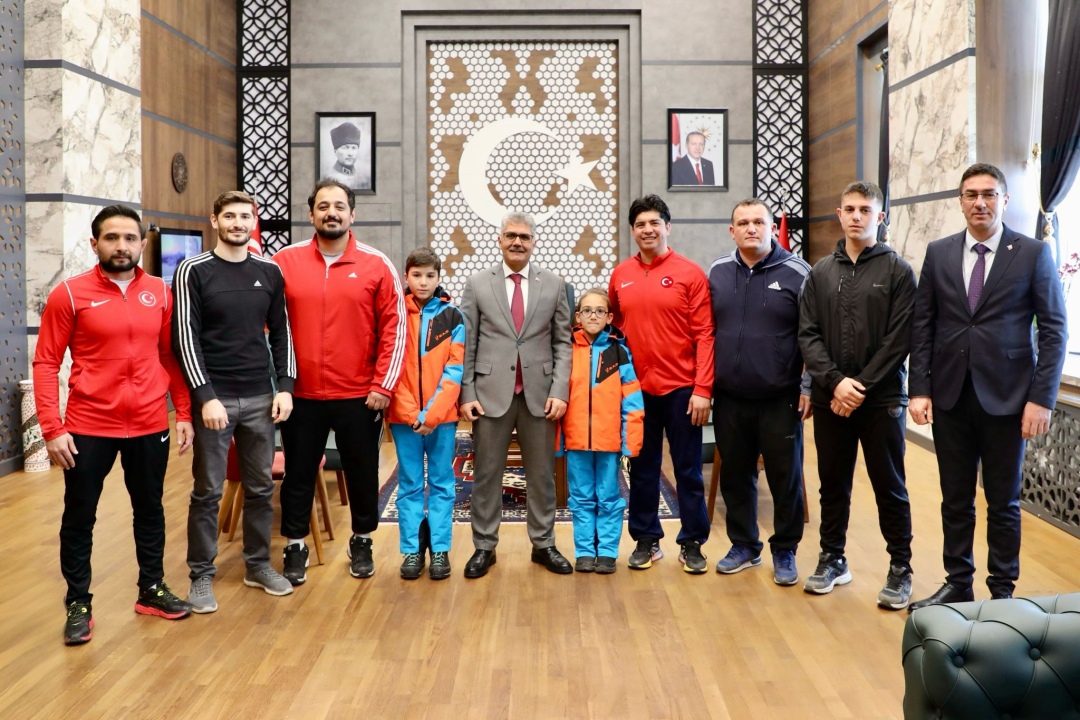 Vali Cahit Çelik, Ötgünlü ve güreşçileri kabul etti