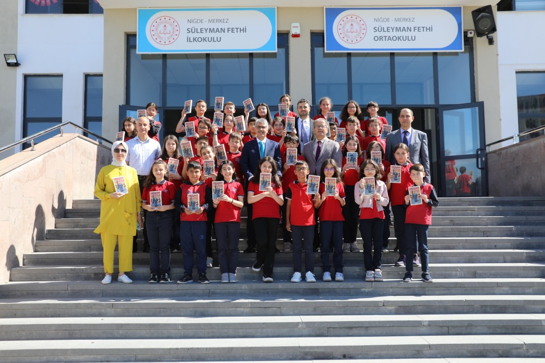 Vali Cahit Çelik, Süleyman Fethi Ortaokulu'nu ziyaret etti