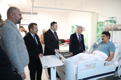 Vali Cahit Çelik’ten Emirler Köyü Muhtarına Geçmiş Olsun Ziyareti