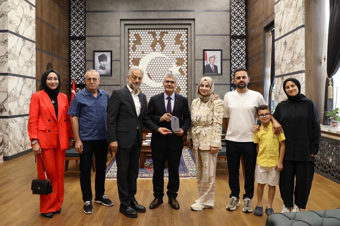 Vali Çelik, Adil Efendi İlim Kültür ve Yardımlaşma Vakfı heyetini makamında ağırladı