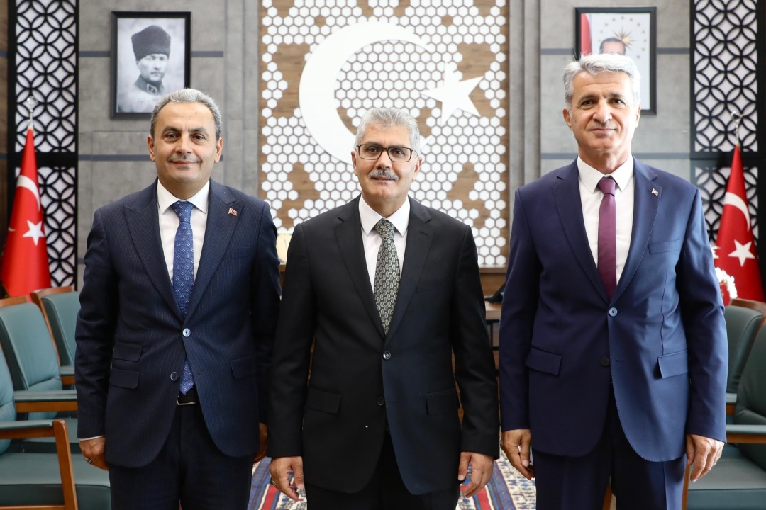 Vali Çelik, Altan ve Şenel’e başarı belgesi verdi