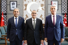 Vali Çelik, Altan ve Şenel’e başarı belgesi verdi 
