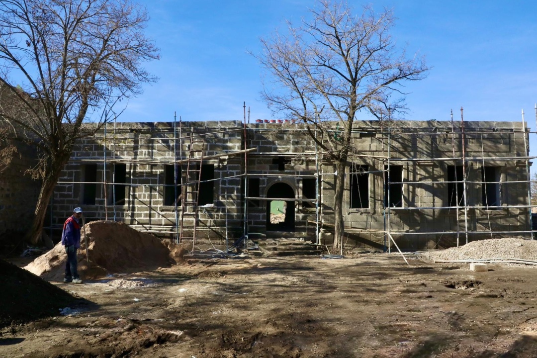 Vali Çelik Hasaköy Rum Okulu’ndaki restorasyon çalışmalarını inceledi