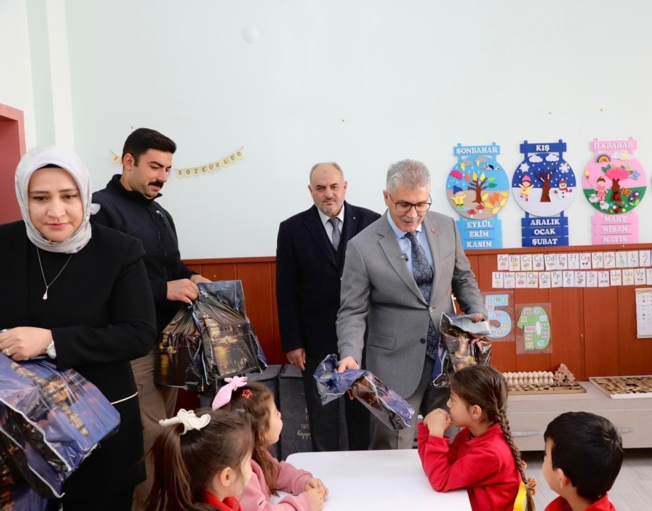 Vali Çelik, minik öğrencilerle buluştu