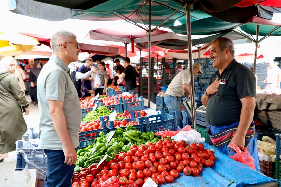 Vali Çelik, pazar esnafının taleplerini dinledi 