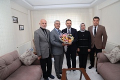 Vali Çelik’ten 24 Kasım Öğretmenler Günü’nde Emekli Öğretmene Ziyaret