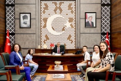 Vali Çelik’ten öğrencilere ve öğretmenlerine başarı belgesi