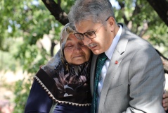 Vali Çelik’ten şehit babasının ailesine taziye ziyareti